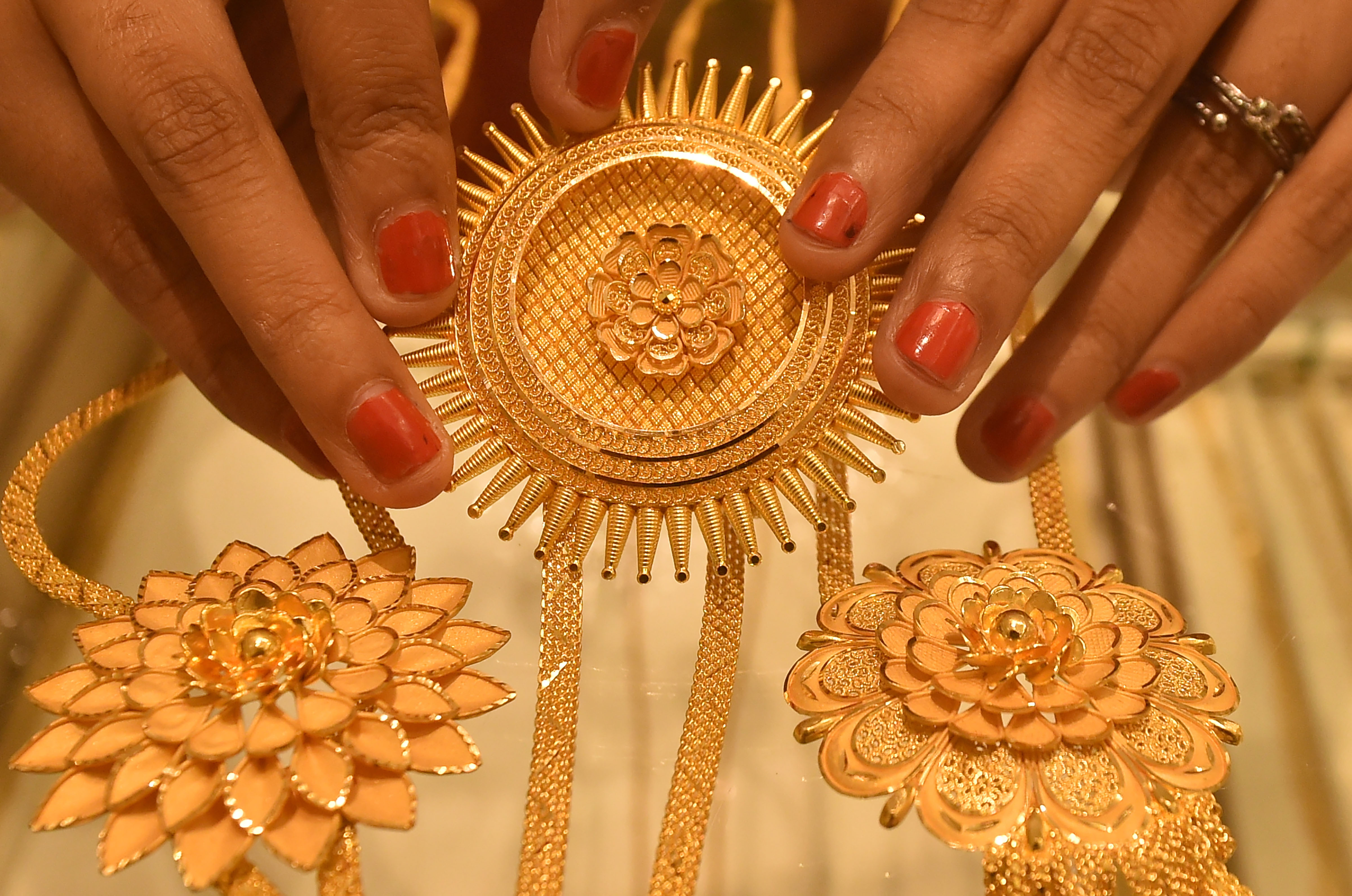 https://salarnews.in/public/uploads/images/newsimages/maannewsimage25092024_184743_gold jewellery ornaments.jpg